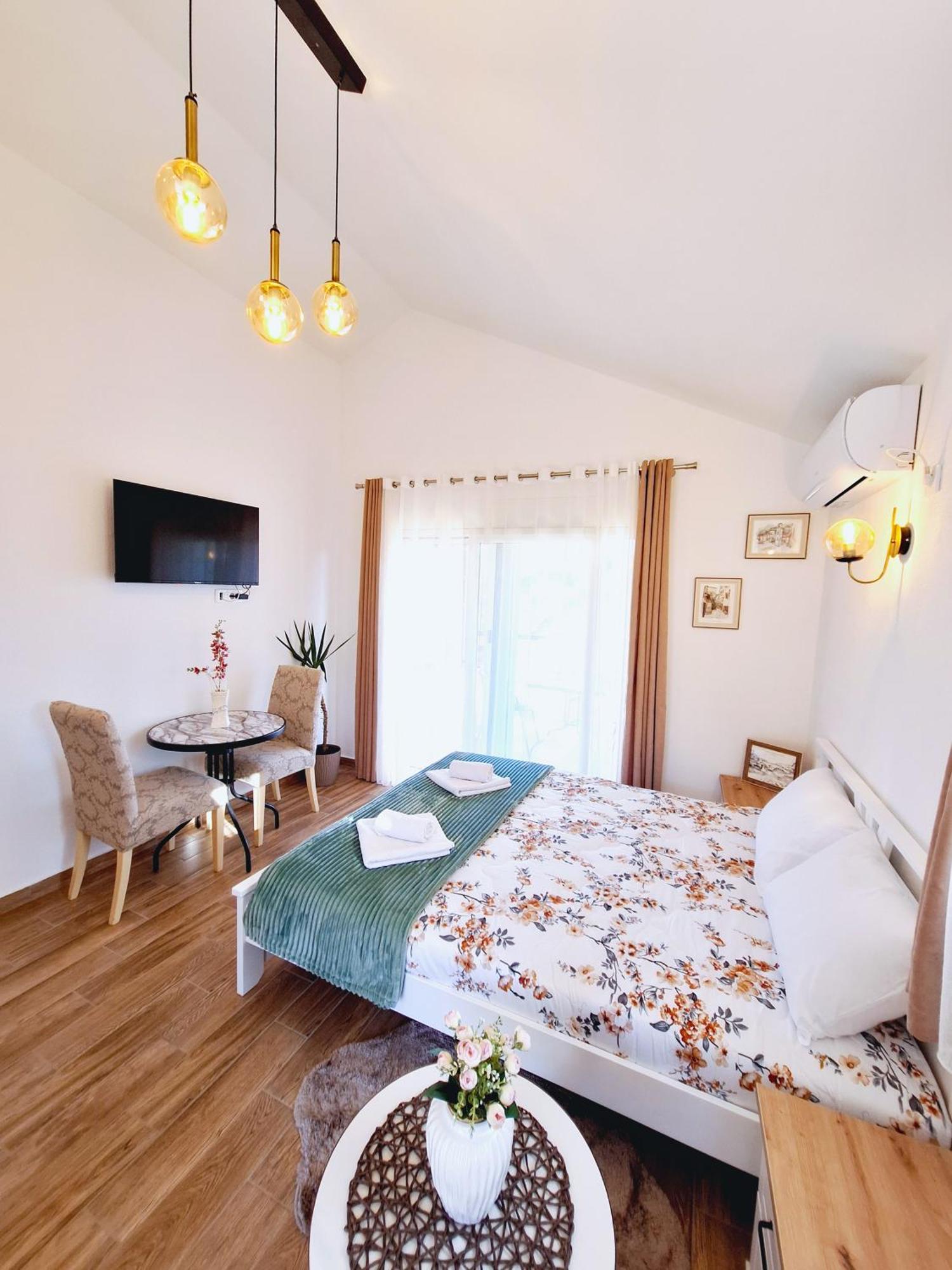 Sunny Side Apartments Рієка Црноєвіча Екстер'єр фото